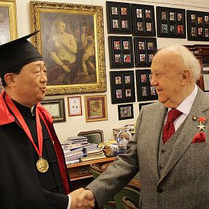 Директор национального музея Китая  Люй Чжаньшень - почетный член Российской академии художеств