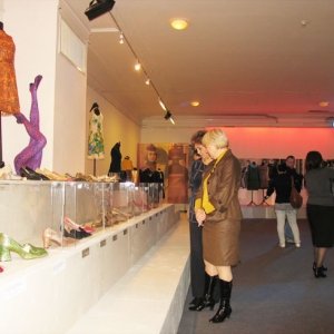 Выставка «От мини до макси. Мода 1960-х» из коллекций Александра Васильева и Назима Мустафаева в МВК РАХ, 2011