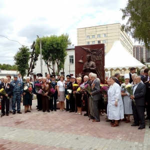В Калуге открыт памятник фронтовому хирургу времён ВОВ, работы Алана Калманова.