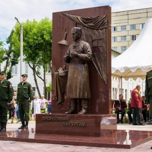 В Калуге открыт памятник фронтовому хирургу времён ВОВ, работы Алана Калманова.