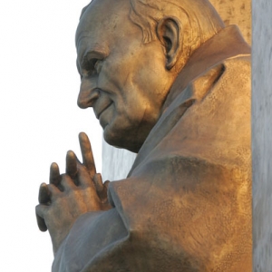 10.12.2006.В городе Плоэрмель (Франция) открыт памятник Папе Римскому Иоанну Павлу II работы З.К.Церетели.