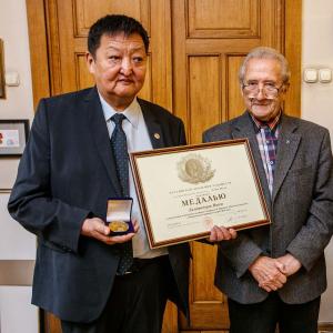 Награда РАХ вручена монгольскому общественному деятелю Дамдиндоржу Нинжу