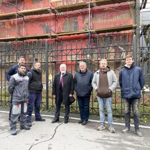 Представители РАХ ознакомились с ходом работ по восстановлению мозаики «Знамя революции» В Барнауле