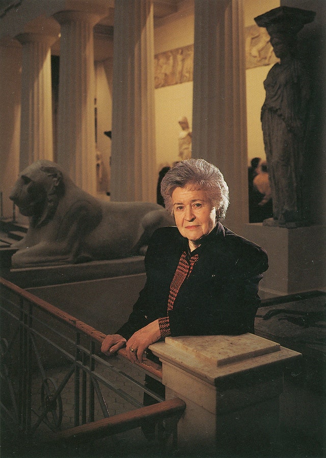 АНТОНОВА Ирина Александровна (1922-2020)
