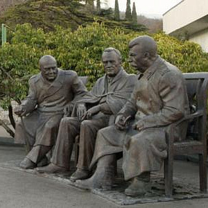 Скульптурная композиция «Большая тройка» работы Зураба Церетели
