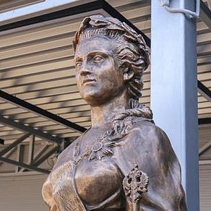 В аэропорту Краснодара установлена скульптура Екатерины II работы академика РАХ С.Н.Олешни.
