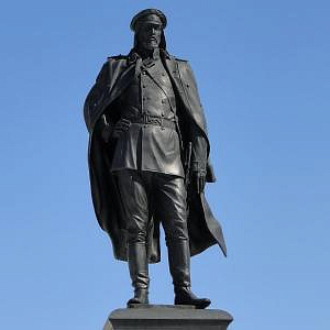 Памятник Якову Дьяченко работы А.Рукавишникова  установлен в Хабаровске