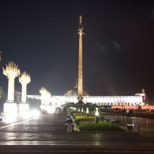 Мемориал Победы на Поклонной горе. Слева- ансамбль памятных стел. Фото Серги Шагулашвили