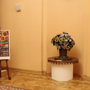 «Цветы в театре».  Выставка произведений Зураба Церетели в «Геликон-Опере».
