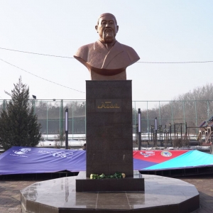 Т.М. Бинашев (1956–2022). Памятник Абаю Кунанбаеву. 2020, Алма-Ата, Казахстан