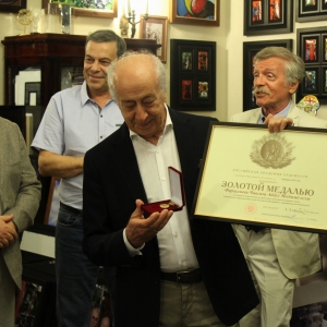 Почетный член РАХ Чингиз Фарзалиев награжден Золотой медалью «Достойному» Российской академии художеств.