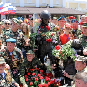 Памятник «Вежливым людям»  работы С.Щербакова открыт в Крыму.