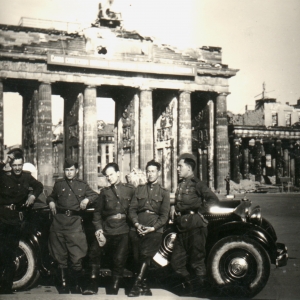 На фоне Бранднбургских ворот Май 1945