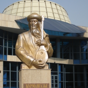 Т.М. Бинашев (1956–2022). Памятник Курмангазы Сагырбаеву. 2012, Алма-Ата, Казахстан. Автор фото МаратД