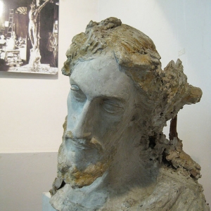 Скульптура С.Конёнкова "Христос" на фоне фотографии с работой С.Эрьзи "Распятый Христос" в мастерской в Со